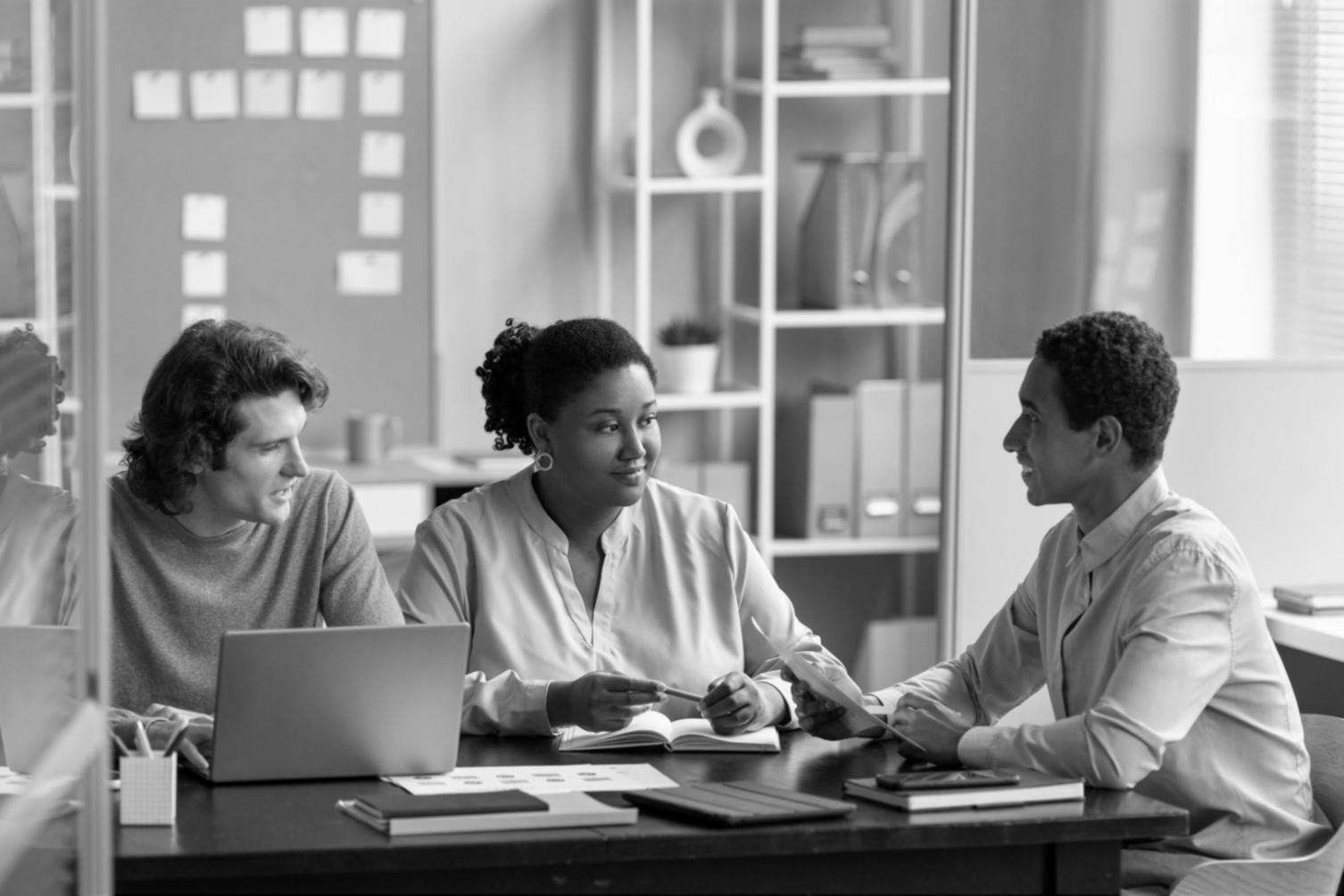 Personne analysant des documents financiers pour préparer une stratégie d'épargne personnalisée