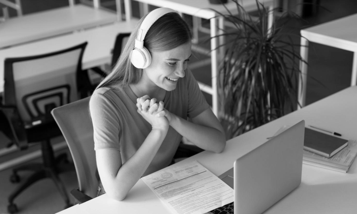 Espace de travail organisé montrant des outils de planification financière utilisés pour élaborer des plans d'épargne