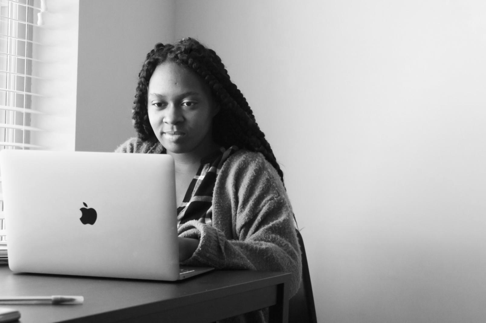 Équipe quorentivala travaillant ensemble sur des plans d'épargne personnalisés