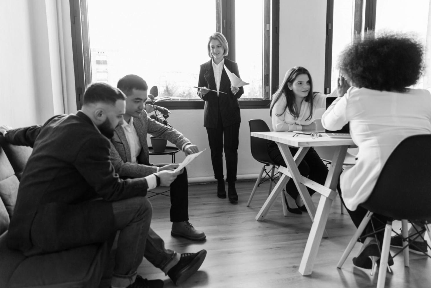 Personne consultant des graphiques financiers sur tablette